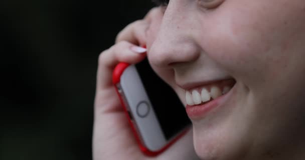 Dicabut dari mulut gadis remaja berbicara dengan smartphone — Stok Video