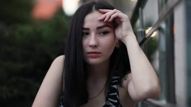 Tizenéves lány szomorú és nevető, portré — Stock videók