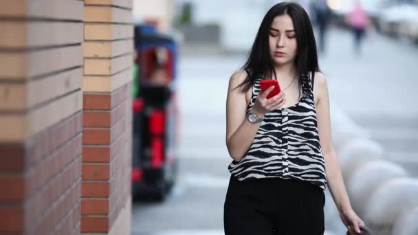 Adolescente na cidade olhando para baixo para smartphone, vício em internet — Vídeo de Stock