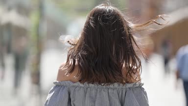 Şehir sokak ve dönüş yüz, saç atmak yürüme zarif esmer kadın