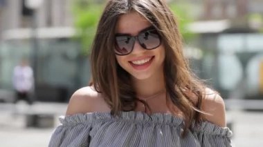 Şehirde sokak gülümseyen zarif esmer tatlı kadın modeli