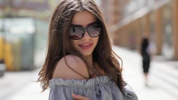 Elegant brunette cute woman in sunglasses, portrait in city street — Stock Video