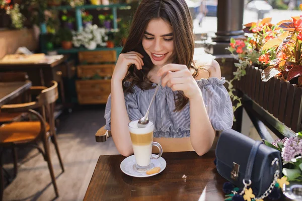 Çok gülümseyen kadın latte üzerinde restoranda kahvaltı — Stok fotoğraf