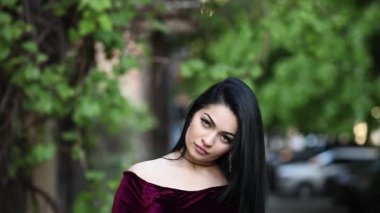 Güzel esmer kadın atmak saç slowmotion, güzellik glamour kavramı, 120 fps