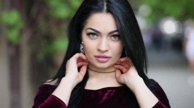 Sevimli güzel esmer kadın saç fırlatır