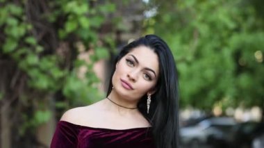 Lüks güzel esmer kadın saç doğa fırlatır