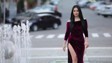 Bordo yaz aylarında güzel kadın elbise yürüyüş Çeşmede lüks