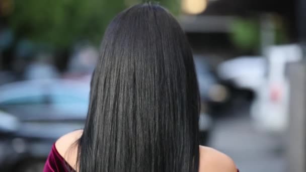 美丽头发的黑发妇女在城市转动的面孔, slowmotion — 图库视频影像