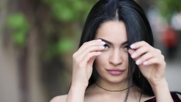 Schoonheid close-up portret van luxe vrouw met oorbellen touch zwart haar — Stockvideo