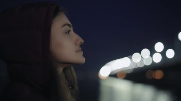 Zrelaksowana kobieta korzysta ze świeżego powietrza w nocy — Wideo stockowe