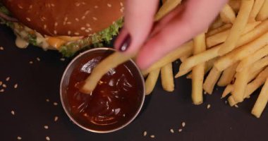 Fast food yemek, siyah arka plan, yukarıdan manzara