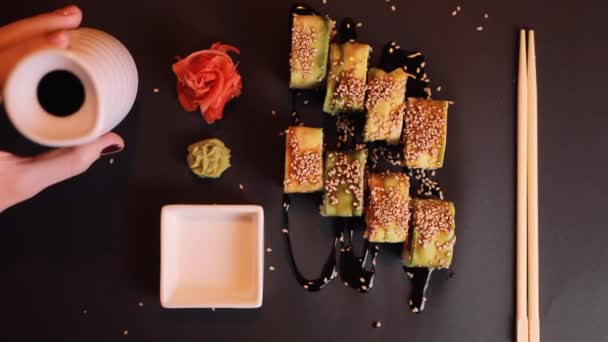 Het eten van sushi set, uitzicht van boven — Stockvideo