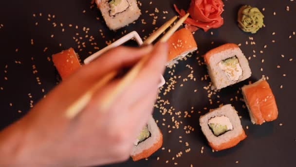 Het eten van sushi set, uitzicht van boven — Stockvideo