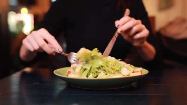 Macro video van vrouw mengen en eten Caesar salade — Stockvideo