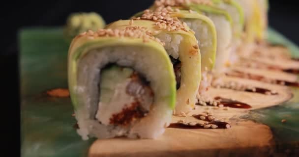 Sushi close-up op zwarte achtergrond — Stockvideo