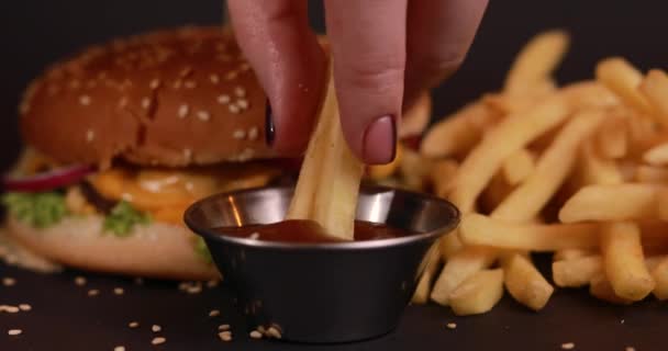 Eten fast food, zwarte achtergrond — Stockvideo
