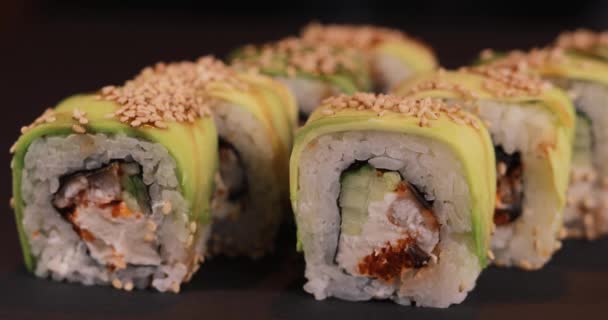 Sushi close-up op zwarte achtergrond — Stockvideo