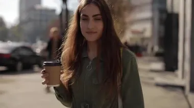 Şehirde kahve içen güzel bir kadın.