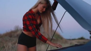 Bir araba sorunu olan seksi kadın