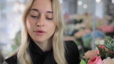 Çiçekçi kadın bir buket çiçek yapar.