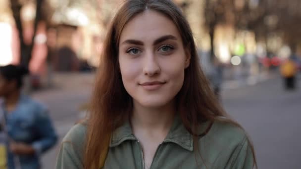 Mujer europea feliz estudiante riendo mirando la cámara en la ciudad — Vídeos de Stock