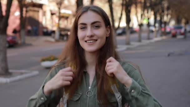 Mutlu Avrupalı kadın öğrenci şehirde kameraya bakıp gülüyor. — Stok video
