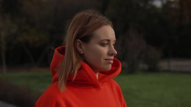 Mulher europeia coloca fones de ouvido gosta de ouvir música — Vídeo de Stock