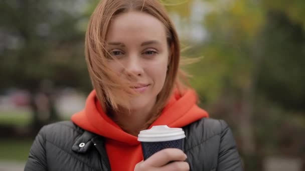 Retrato de una hermosa mujer sonriente mirando a la cámara — Vídeos de Stock