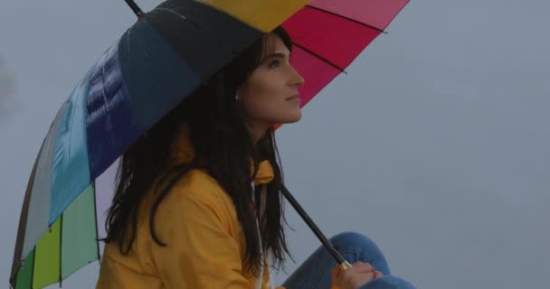 Mulher de pé sob guarda-chuva desfrutar de chuva de outono — Vídeo de Stock
