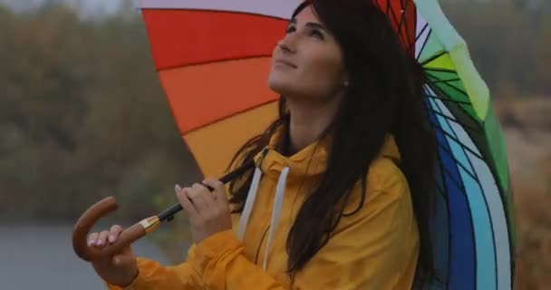 Femme debout sous le parapluie profiter de la pluie d'automne 