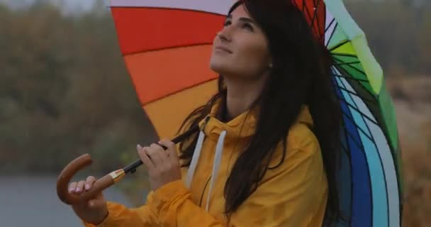 Γυναίκα στέκεται κάτω από ομπρέλα απολαύσετε βροχή το φθινόπωρο — Αρχείο Βίντεο
