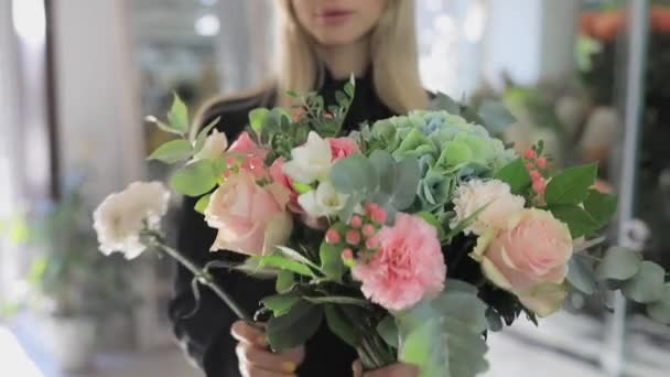 Ανθοπωλείο γυναίκα κάνει ένα μπουκέτο λουλούδια — Αρχείο Βίντεο