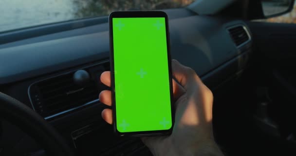 POV, mão masculina segurando smartphone com tela verde em um carro no rio — Vídeo de Stock
