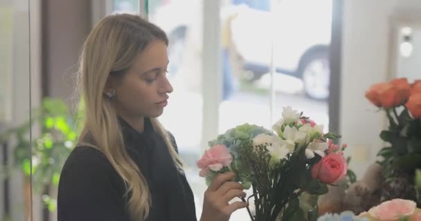 Florista mulher fazer um buquê de flores — Vídeo de Stock