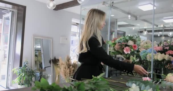 Florista mujer hacer un ramo de flores — Vídeo de stock