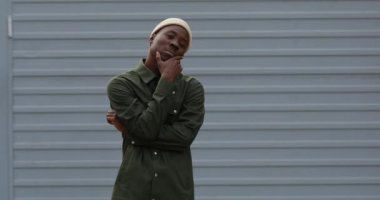 Farklı jestler yapan şapkalı yakışıklı bir Afrikalı.