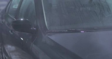 Elle oto yıkama. Basınç altında su jeti ile yıkanmak. Özgün ses dahil.