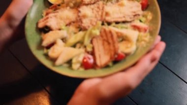 Makro video 'da kadın kamerada Sezar salatası gösteriyor.