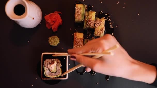 Їдять суші набір, вид зверху — стокове відео