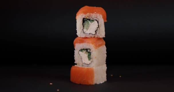 Cospargere i semi di sesamo su un sushi di salmone, macro video — Video Stock