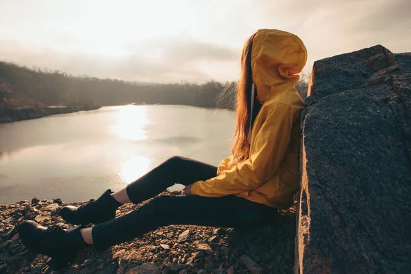 Ταξιδιώτρια γυναίκα κοιτάζοντας το ηλιοβασίλεμα κοντά στη λίμνη — Φωτογραφία Αρχείου