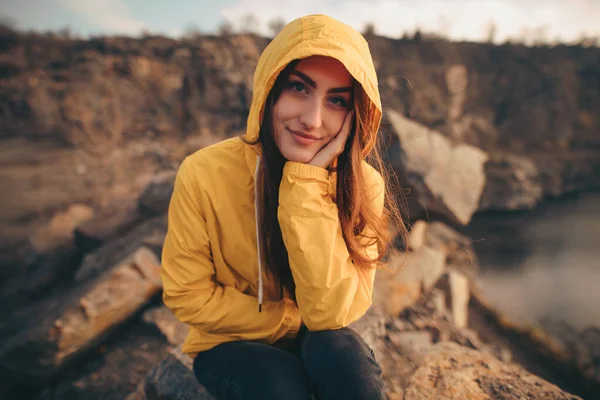 Retrato de mujer viajera sobre la naturaleza —  Fotos de Stock