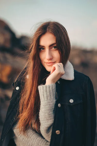 Retrato de mulher vertical sobre a natureza — Fotografia de Stock