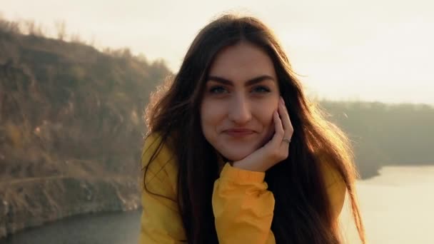 Путешественница женщина улыбается портрет на природе — стоковое видео