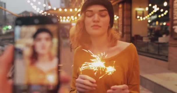 Mujer joven con bengalas celebrando el año nuevo en la ciudad — Vídeos de Stock