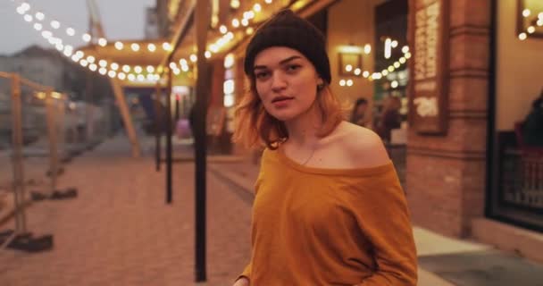 Mooie modieuze vrouw portret draai gezicht op zoek naar camera in de stad — Stockvideo