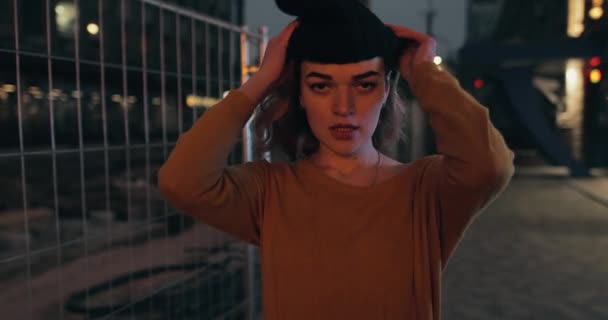 Ung fashionabla kvinna bär hatt i urban stad — Stockvideo