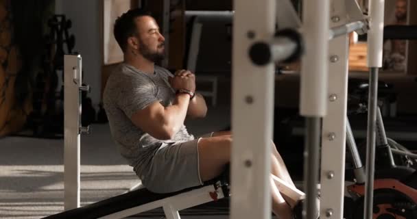 Entrenamiento de hombre en un gimnasio haciendo ejercicio para músculos abdominales — Vídeos de Stock