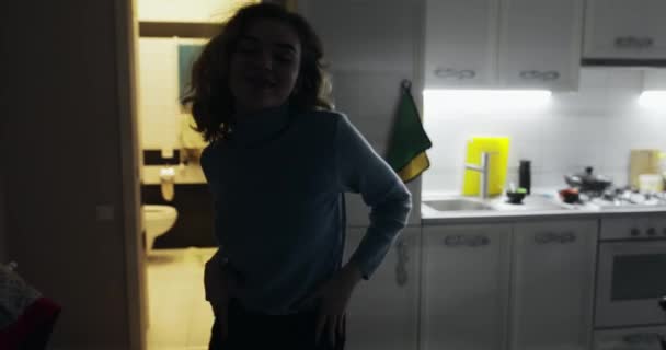 Jong gelukkig vrouw dansen op haar keuken 's nachts — Stockvideo