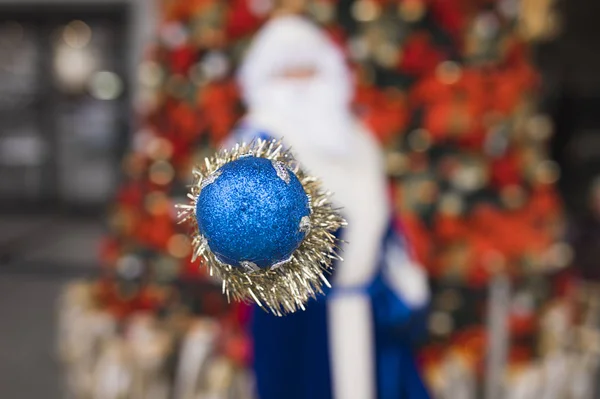 Sininen Joulupukki näyttää keppinsä — kuvapankkivalokuva